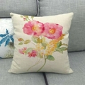 Aquarel rozenpatroon op een vierkante linnen kussensloop op een grijze stoffen bank - 45*45cm (Zonder Kern) / Roze & Gele Bloemen (2)