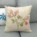 Aquarel rozen linnen kussensloop op een grijze bank voor een fris interieur - 45*45cm (Zonder Kern) / Aquarel Roze Knop (4)