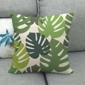 Housse de coussin en lin à feuilles de monstera tropicales sur un canapé gris - 45x45 cm / Feuille Large Tropicale Nordique (4)
