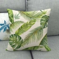 Gros plan sur l'imprimé feuilles tropicales d'une housse de coussin en lin doux - 45x45 cm / Verdure Tropicale Fraîche (5)