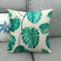 Détail de la texture d'une housse de coussin en lin avec un motif de feuille de Monstera - 45x45 cm / Feuilles Luxuriantes Vert Foncé (7)