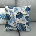 Gros plan sur la housse de coussin en lin à imprimé tropical sur canapé gris - 45x45 cm / Floral Tropical Ton Bleu (10)