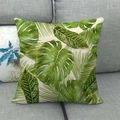 Housse de coussin en lin avec feuilles tropicales et monstera sur un canapé gris - 45x45 cm / Plantes Tropicales Vives (13)