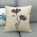 Linnen kussensloop met blauwe korenbloem print op een moderne grijze bank - Korenbloempatroon (Pattern 1)