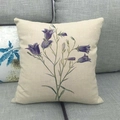 Linnen kussenhoes met paars bloemenpatroon op een grijze bank voor decor - Paars Klokjesbloem Patroon (Pattern 3)