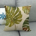 Detail van monstera bladprint op een getextureerde beige linnen kussensloop hoes - 45x45 cm / Stijl 3 (3)