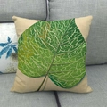 Gros plan sur le motif de feuilles vertes sur la texture de la taie en lin beige - 45x45 cm / Style 6(6)