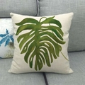 Gros plan détaillé d'une housse de coussin en lin avec motif de feuille de monstera - 45x45 cm / Style 8 (8)