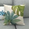 Gros plan d'une housse de coussin en lin avec motif de feuilles tropicales sur un canapé - 45x45 cm / Style 15(15)