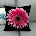 Leinenkissenhülle mit rosa Gerbera-Druck auf schwarzem Grund auf grauem Sofa - 45x45cm / Rosa Gerbera Stil (3)