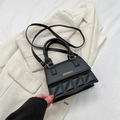 Elegante borsa a mano nera in ecopelle con motivo geometrico e fibbia dorata - Nero