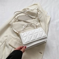 Witte geometrische gewatteerde tas met dikke kettinghandvat en verstelbare schouderriem - Wit