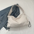Bolso bandolera de nailon acolchado blanco crema con cordón y correa de hombro ancha - Blanco