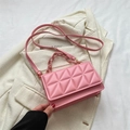 Roze gewatteerde crossbodytas met driehoekig stiksel en grove schakelketting handvat - Roze