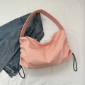 Bolso bandolera de media luna rosa claro minimalista con detalles de cordón negro - Rosa
