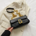 Borsa a tracolla nera classica con grande fibbia dorata e catena in stile minimalista chic - Nero