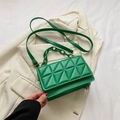 Groene crossbodytas met driehoekig stiksel, plastic ketting en leren schouderriem - Groen