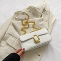 Borsa a tracolla minimalista in pelle bianca con vistosa fibbia geometrica dorata - Bianco