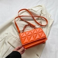 Sac bandoulière matelassé orange vif avec chaîne en résine et coutures géométriques - Orange