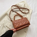 Sac bandoulière matelassé marron avec coutures triangles et poignée chaîne - Marron