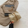 Borsa a secchiello vintage intrecciata beige con ricami floreali e dettagli di perle - Cachi