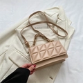 Sac à bandoulière beige matelassé avec texture géométrique et poignée chaîne - Kaki