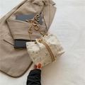 Borsa a secchiello in paglia con ricami floreali e catena dorata su blazer elegante - Bianco Sporco