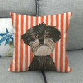 Fodera per cuscino in lino con ritratto di cane e strisce su divano grigio - 45x45 cm / Cane Nero Sfondo a Strisce Rosse e Bianche (1)