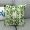 Detailansicht des tropischen Palmblattdrucks auf dem strukturierten Leinen-Kissenbezug - 45x45 cm / Grüne Palmblätter