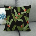 Detail eines tropischen Bananenblatt- und Blumenmusters auf schwarzem Leinenkissenbezug - 45x45 cm / Tropische Blumen Schwarzer Hintergrund