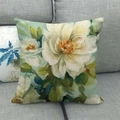 Aquarell-Leinenkissenbezug mit weißem Rosenmotiv auf einem grauen Stoffsofa - Impressionistische Weiße Große Blumen (2)