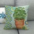 Detailaufnahme des Leinenkissenbezugs mit Vintage-Topfpflanzenmotiv auf einem grauen Sofa - Vintage Kraut-Farbe 4