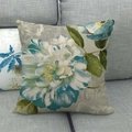 Aquarell-Kissenbezug mit floralem Rosenmuster aus Leinen auf einem grauen Sofa - Cyanfarbene Pfingstrose Künstlerisches Design (3)
