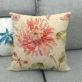 Detailansicht eines Kissenbezugs aus Leinen mit rotem Aquarell-Rosenmuster auf dem Sofa - Rote große Blume handgemalte Libelle (20)