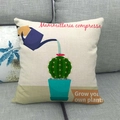 Dettaglio del copricuscino in lino con motivo cactus e annaffiatoio su divano grigio - Stile Mammillaria compressa (4)