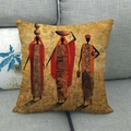 Dettaglio del copricuscino in lino con pittura a olio di donne africane sul divano - Tonalità Bronzo Oro Donne Africane (5)