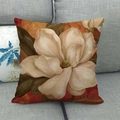 Leinen Kissenhülle mit Vintage Kamelien Ölgemälde Muster auf einem grauen Sofa - Vintage warme orangefarbene Magnolie (2)