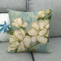 Leinenkissenbezug mit weißem Magnolienmuster auf petrolfarbenem Grund auf grauem Sofa - Blaugrün Dream impressionistische Magnolie (4)