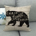 Leinenkissenbezug mit Holzmaserung, Bärensilhouette und CABIN Sweet CABIN Schriftzug - Quadratischer Stil (Nur Kissenbezug)