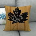 Leinenkissenbezug mit Holzmaserung, Ahornblatt-Silhouette und BE Wild Aufdruck - Quadratischer Stil (Nur Kissenbezug)