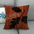 Detail eines Leinenkissenbezugs mit Holzmaserung und Wander-Schrift auf dem Sofa - Quadratischer Stil (Nur Kissenbezug)