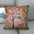 Detailansicht eines Leinenkissenbezugs mit Ölgemälde-Baum und Vögeln auf grauem Sofa - 45x45 cm / Retro Erdtöne Üppiger Baum und Vögel Stil (9)