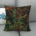 Detailansicht eines Leinenkissenbezugs mit orangefarbenen Ranken auf grauem Sofa - 45x45 cm / Dunkelbraune Basis Orangefarbene Schnörkel und Grüne Bambusblätter Stil (12)