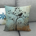 Detailstruktur des abstrakten Leinen-Kissenbezugs mit Baum- und Vogelsilhouette auf Sofa - 45x45 cm / Neutrale Töne Zweige und Vögel Silhouette Stil (13)