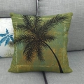 Nahaufnahme eines Leinen-Kissenbezugs mit schwarzer Palmen-Silhouette auf grauem Sofa - 45x45 cm / Schwarze Silhouette Palme mit Gelbgrüner Künstlerischer Basis Stil (14)