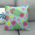 Leinen Kissenbezug mit Kaktus und rosa Herzen auf blauem Hintergrund auf grauem Sofa - Herz Kaktus Stil (1)