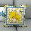 Fodera per cuscino in lino con limoni gialli e bordo blu su divano grigio - Motivo Limone