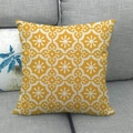 Federa decorativa in lino con motivi geometrici gialli su un divano grigio di stile - Stella Geometrica Giallo Limone