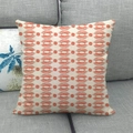 Dettaglio del motivo geometrico su un cuscino decorativo in lino beige su divano grigio - Motivo a Ventaglio Arancione