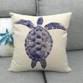 Vue détaillée de l'imprimé tortue de mer aquarelle sur une housse de coussin en lin naturel - Style Tortue Bleu Foncé (5) / 45x45 cm
